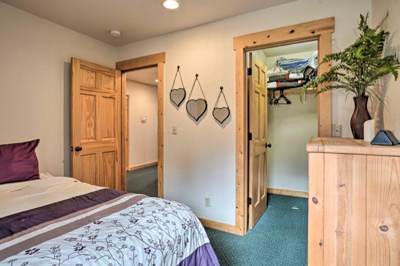 Chalet At Running Y Resort With Wraparound Deck! Klamath Falls Esterno foto