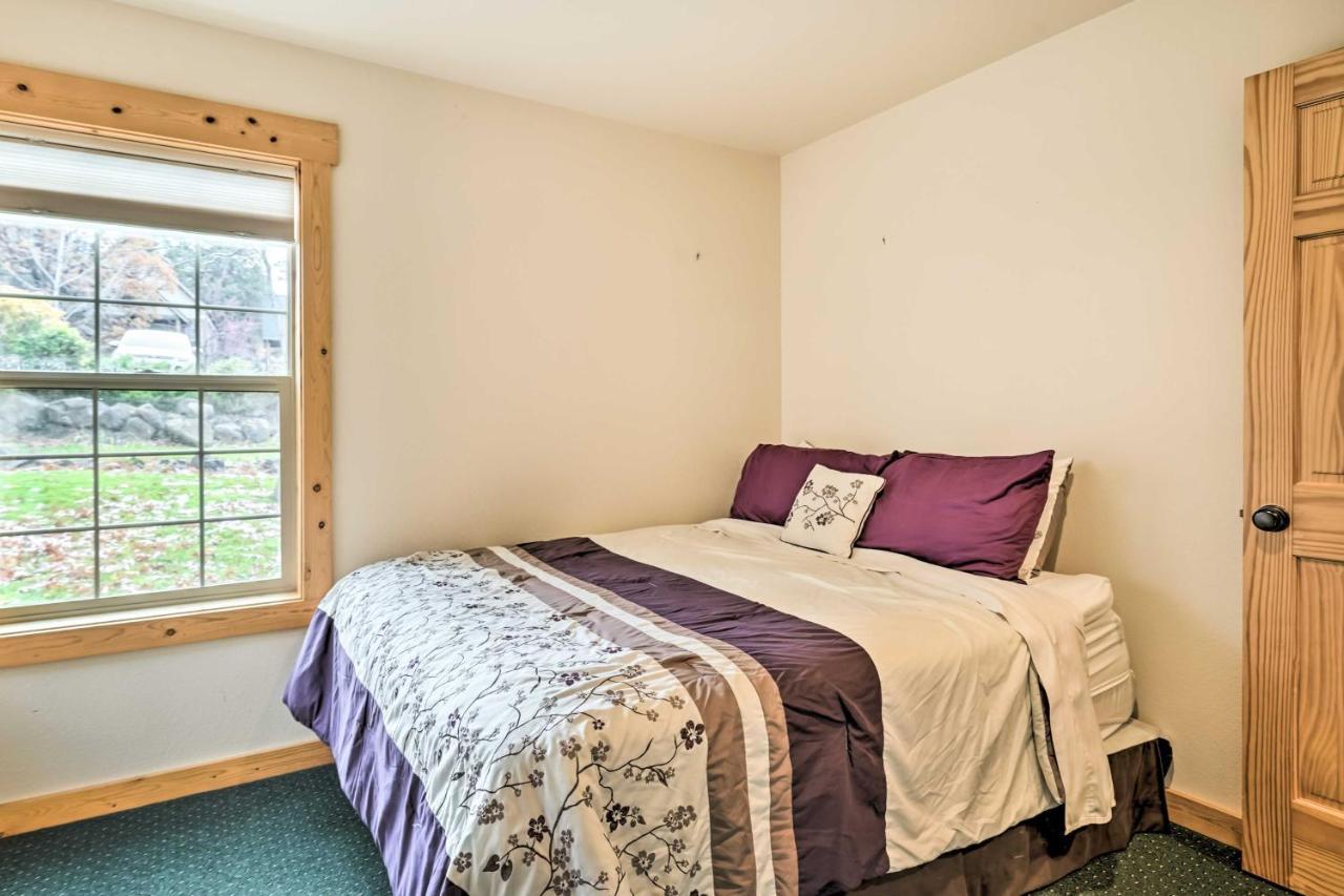 Chalet At Running Y Resort With Wraparound Deck! Klamath Falls Esterno foto